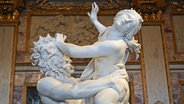 Die Marmorskulptur "Raub der Persephone" des italienischen Bildhauers Gian Lorenzo Bernini, ausgestellt in der Galleria Borghese in Rom. © picture alliance / Photoshot | - 