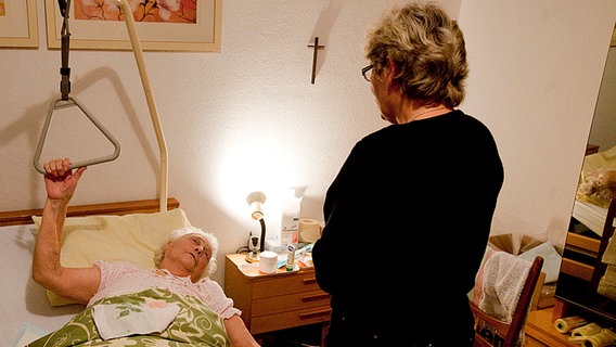 Eine pflegebedürftige 85-jährige Frau liegt zu Hause in ihrem Bett. © dpa picture alliance Foto: Frank Rumpenhorst