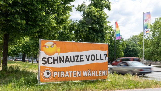 Wahlplakat der Piratenpartei zur Europawahl 2024 © picture alliance / Fotostand | Fotostand / Nieweler 