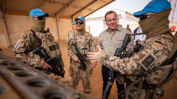 Verteidigungsminister lässt sich im Bundeswehr Feldlager Camp Castor die verschiedenen Einsatzfähigkeiten der Truppe erklären. © dpa bildfunk Foto: Michael Kappeler
