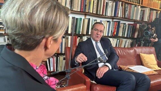 Bundesverteidigungsminister Boris Pistorius (SPD) sitzt bei einem NDR Interview auf einem Sofa Redakteurin Anna Engelke gegenüber. © NDR Foto: Nils Kinkel