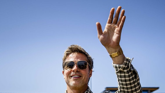 Schauspieler Brad Pitt kommt vor dem Großen Preis von Großbritannien im Juli 2023 auf dem Silverstone Circuit an. © picture alliance / ANP / Sem van der Wal 