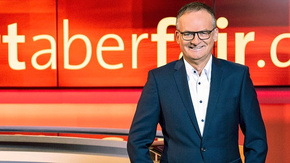 Fernsehmoderator Frank Plasberg in einem TV-Studio. Fernsehmoderator Frank Plasberg in einem TV-Studio. © WDR Foto: Stephan Pick