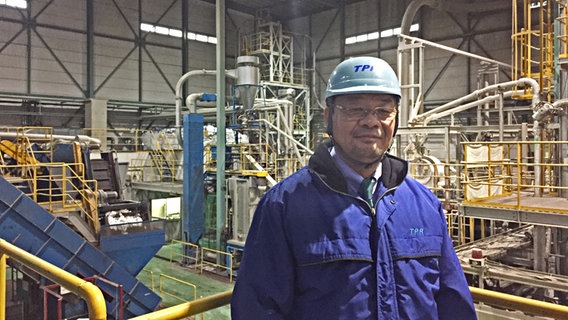 Unternehmer Eiichi Furusawa in seiner Fabrik in Japan. Er hat ein Recycling für Plastikflaschen entwickelt. © NDR 