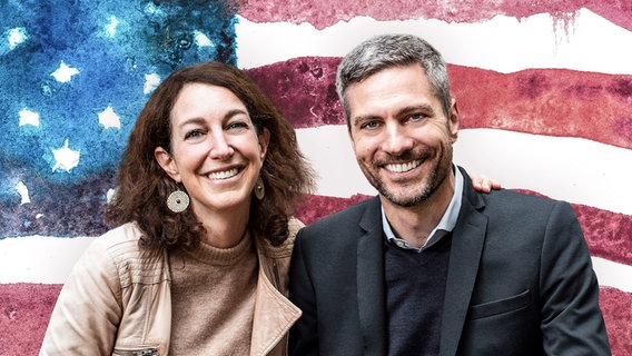 Jiffer Bourguignon und ihr Mann Ingo Zamperoni stehen vor der US-amerikanischen Flagge. © NDR,  iStockphoto Getty Images Foto: Benjamin Hüllenkremer (Porträts), Zaripov Andrei (Flagge)