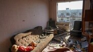 NDR Info: Krieg in Europa - Ein zerstörtes Zimmer mit einer Puppe © picture-alliance / AA 
