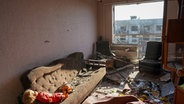 NDR Info: Krieg in Europa - Ein zerstörtes Zimmer mit einer Puppe NDR Info: Krieg in Europa - Ein zerstörtes Zimmer mit einer Puppe © picture-alliance / AA