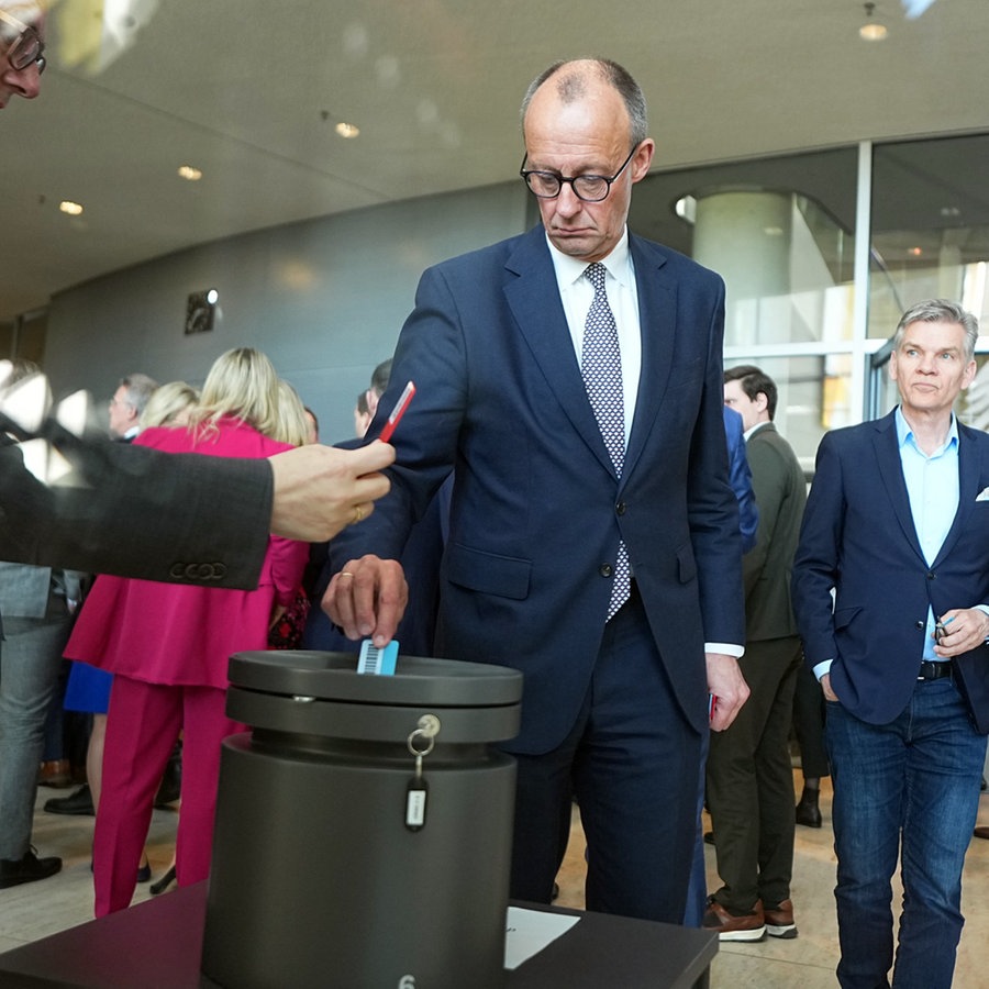 Der CDU/CSU-Fraktionsvorsitzende und CDU-Bundesvorsitzende, Friedrich Merz, stimmt in der 214. Plenarsitzung der 20. Legislaturperiode im Deutschen Bundestag an der Wahlurne ab. © dpa Pool/dpa Foto: Michael Kappeler