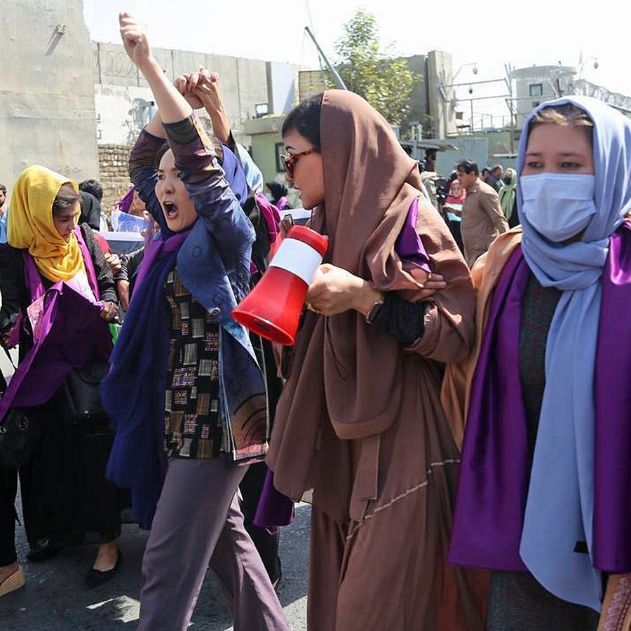 Frauen demonstrieren in Kabul gegen die Taliban © picture alliance 