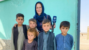 Korrespondentin Silke Diettrich mit Kindern in Afghanistan © NDR 