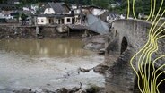 Die zerstörte St. Nepomuk-Brücke von 1723 (Kulturdenkmal seit 1981) in Rech mit Blick auf das zerstörte Dorfzentrum auf der Südseite. © picture alliance Foto: Marcel Mayer