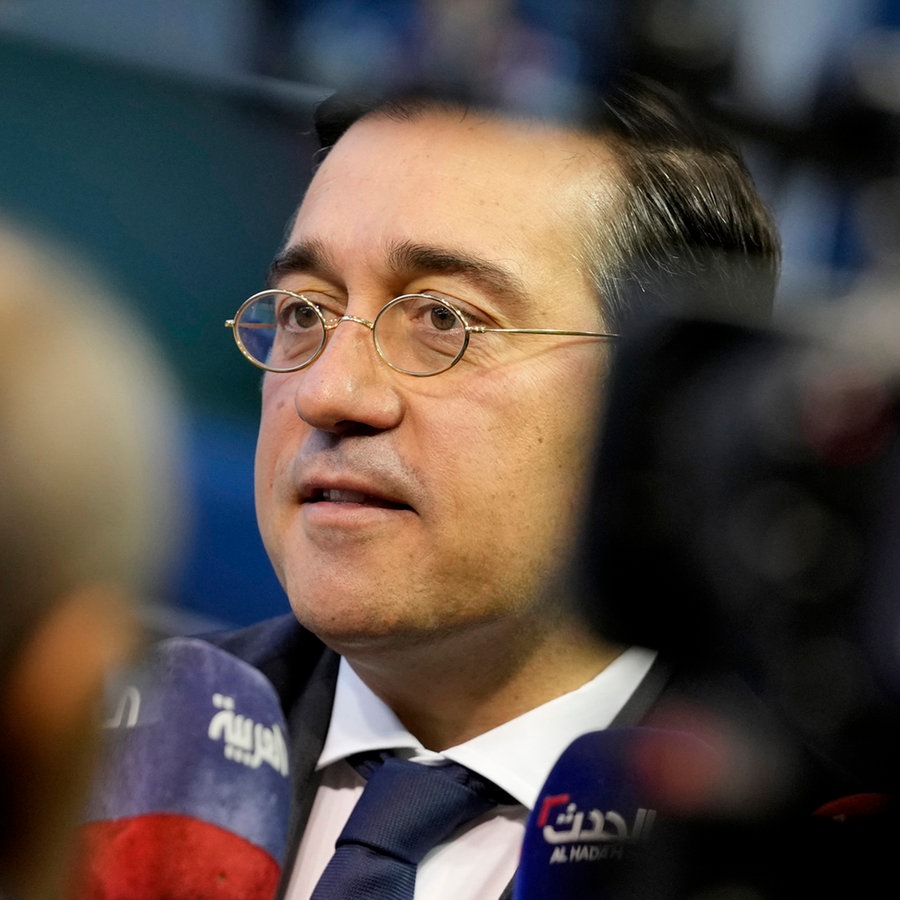 Der Außenminister von Spanien, José Manuel Albares, spricht während eines Treffens der EU-Außenminister im Gebäude des Europäischen Rates (Archivbild). © AP/dpa Foto: Virginia Mayo