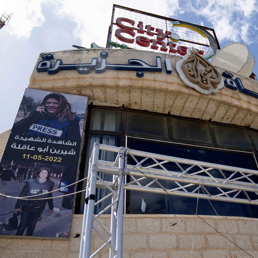 Das Büro des TV-Senders "Al-Dschasira" in Ramallah (Israel). © AP/dpa Foto: Nasser Nasser