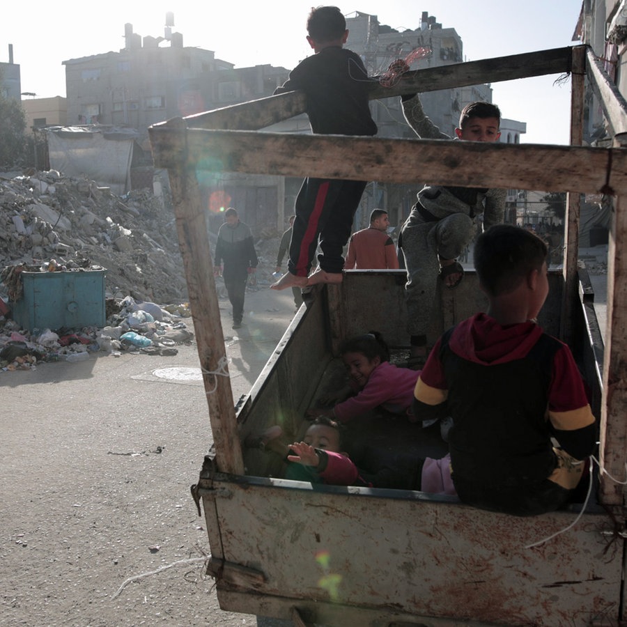 Kinder spielen in der Nähe der Trümmer des Flüchtlingslagers Al-Maghazi im Zentrum des Gazastreifens. © dpa Foto: XinHua