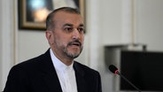 Ein Porträtbild von dem Außenminister des Iran, Hussein Amirabdollahian. © AP/dpa Foto: Vahid Salemi