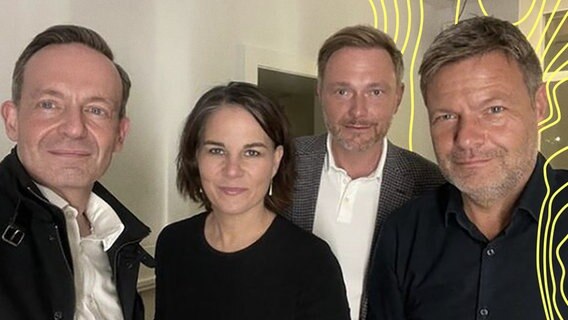 Volker Wissing (l-r), FDP-Generalsekretär, Annalena Baerbock, Bundesvorsitzende von Bündnis 90/Die Grünen, Christian Lindner, FDP-Vorsitzender und Robert Habeck, Co-Bundesvorsitzender von Bündnis 90/Die Grünen sind auf einem Selfie zu sehen, das FDP-Generalsekretär Wissing am 28.09.2021 auf seinem Instagram-Account veröffentlicht hat. © picture alliance 