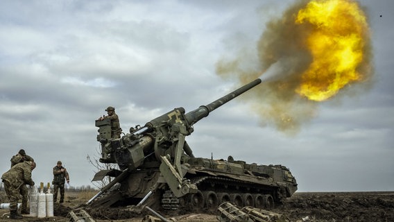 Ukrainische Soldaten feuern eine Artilleriekanone namens 2S7 Pion ab, die auf russische Stellungen an der Front in der Nähe von Bachmut in Tschassiw zielt. © AA Foto: Muhammed Enes Yildirim