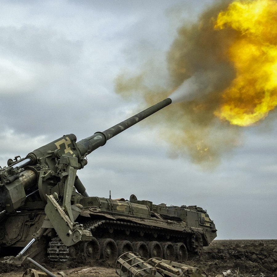 Ukrainische Soldaten feuern eine Artilleriekanone namens 2S7 Pion ab, die auf russische Stellungen an der Front in der Nähe von Bachmut in Tschassiw zielt. © AA Foto: Muhammed Enes Yildirim