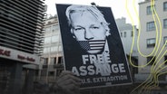 Plakat auf einer Demonstration zur Unterstützung von Julian Assange und gegen seine Auslieferung an die USA. © picture alliance / NurPhoto Foto: Konstantinos Zilos