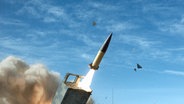 Die amerikanische Kurzstreckenrakete vom Typ ATACMS (Army Tactical Missile
System) wird von einem M270 abgefeuert © picture alliance 