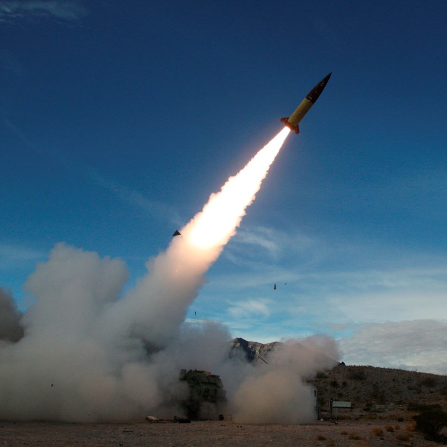 Eine Einheit der US-Armee feuert eine Artillerie-Kurzstreckenrakete vom Typ ATACMS ab. © picture alliance / ASSOCIATED PRESS | Foto: John Hamilton