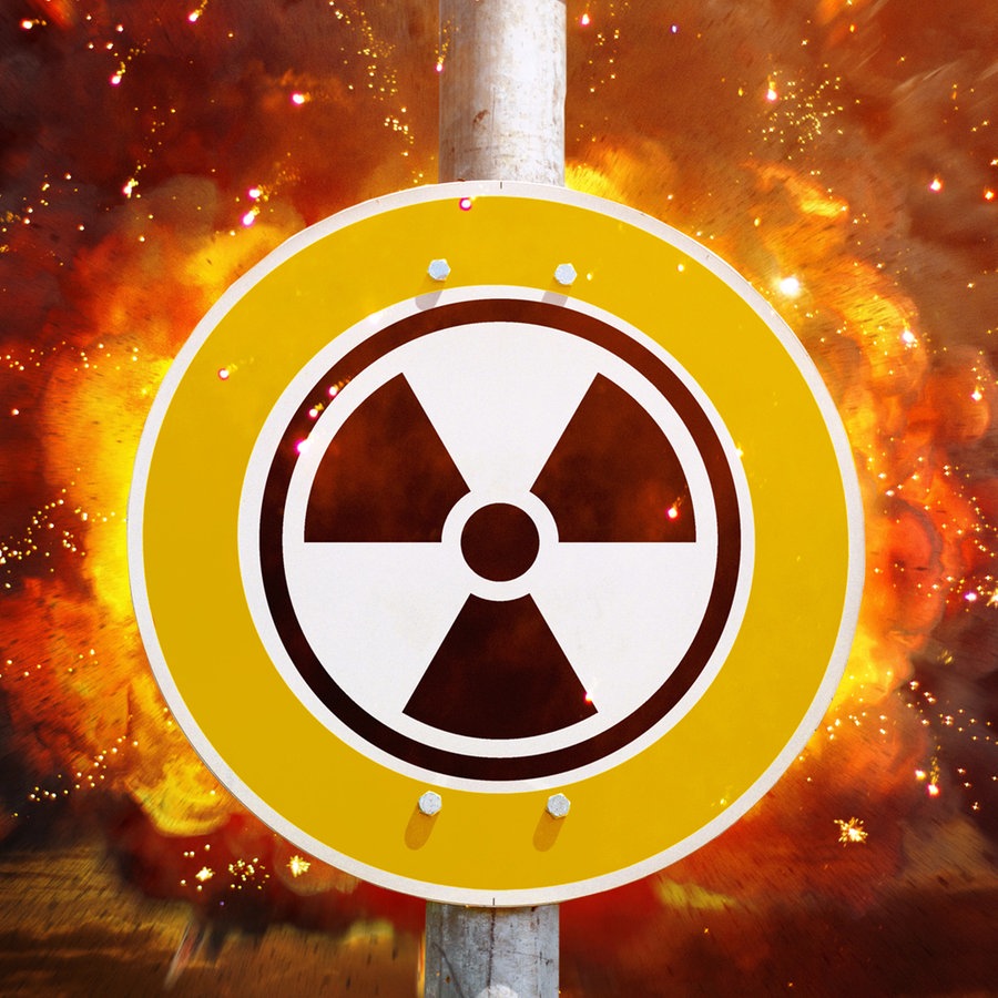 Ein "Nuklear"-Gefahrensymbol vor einer gewaltigen Explosion am Himmel (Fotocollage). © CHROMORANGE Foto: Michael Bihlmayer