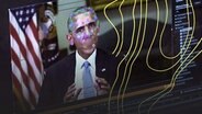 Bild aus einem gefälschten Video mit dem ehemaligen Präsidenten Barack Obama. Es zeigt Elemente der Gesichtserkennung, die in einer neuen Technologie verwendet werden, die es jedem ermöglicht, Videos zu erstellen, in denen echte Menschen scheinbar Dinge sagen, die sie nie gesagt haben. © picture alliance 