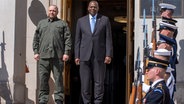 Verteidigungsminister Lloyd Austin (rechts) steht mit dem ukrainischen Verteidigungsminister Rustem Umjerow (links) während einer Ankunftszeremonie. © AP/dpa Foto: Jacquelyn Martin