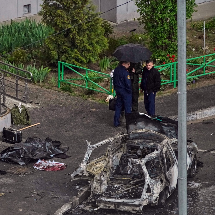 Blick auf den Tatort, an dem Generalleutnant Jaroslaw Moskalik, stellvertretender Leiter der Hauptabteilung Operative Angelegenheiten im Generalstab der russischen Streitkräfte, durch einen Sprengsatz in seinem Auto in Balaschicha vor den Toren Moskaus getötet wurde. © Uncredited/AP/dpa 