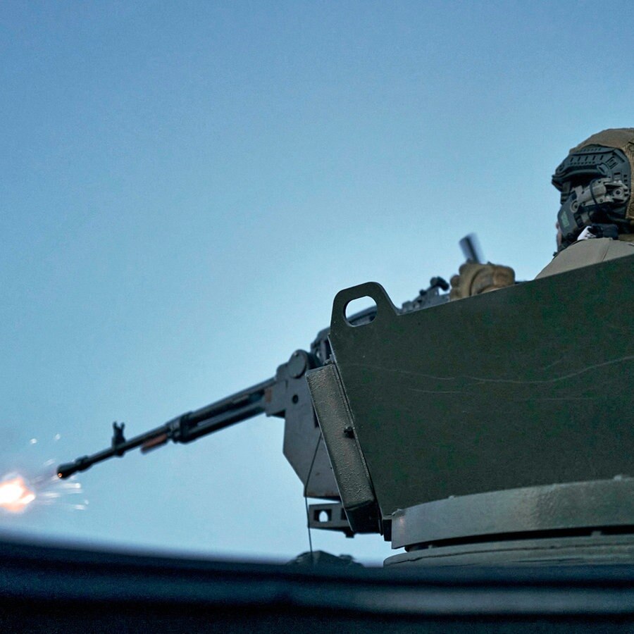 Ein ukrainischer Soldat bedient ein Maschinengewehr während eines Gefechts in der Umgebung von Awdijiwka (Ukraine). © LIBKOS/AP/dpa 