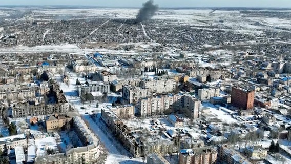 Eine Luftaufnahme von einer Drohne zeigt, wie die längste Schlacht der einjährigen russischen Invasion Bachmut (die Stadt der Salz- und Gipsminen) in der Ostukraine in eine Geisterstadt verwandelt hat. © Libkos/AP/dpa 
