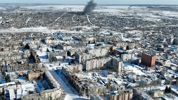 An aerial view from a drone shows how the longest battle of the year-long Russian invasion has turned Bakhmut (the town of salt and gypsum mines) in eastern Ukraine into a ghost town.  © Libkos/AP/dpa 