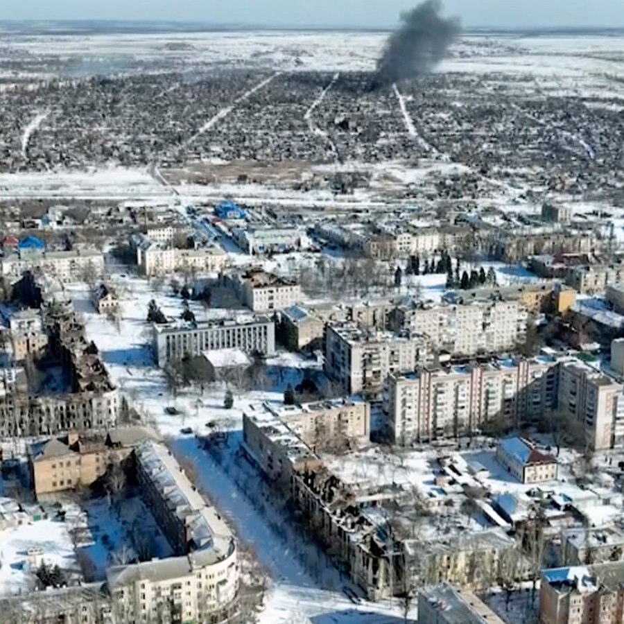 Eine Luftaufnahme von einer Drohne zeigt, wie die längste Schlacht der einjährigen russischen Invasion Bachmut (die Stadt der Salz- und Gipsminen) in der Ostukraine in eine Geisterstadt verwandelt hat. © Libkos/AP/dpa 