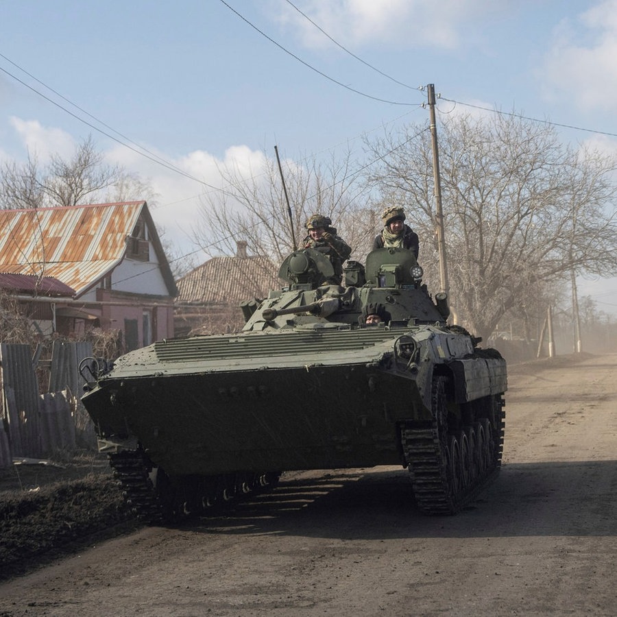 Ein gepanzerter Mannschaftstransportwagen, für den Transport einer Infanteriegruppe, fährt in Richtung Frontstellungen in der Nähe von Bachmut. Die Situation der ukrainischen Verteidiger in der umkämpften Stadt Bachmut wird nach Einschätzung britischer Geheimdienste immer prekärer. © picture alliance/dpa/AP Foto: Evgeniy Maloletka
