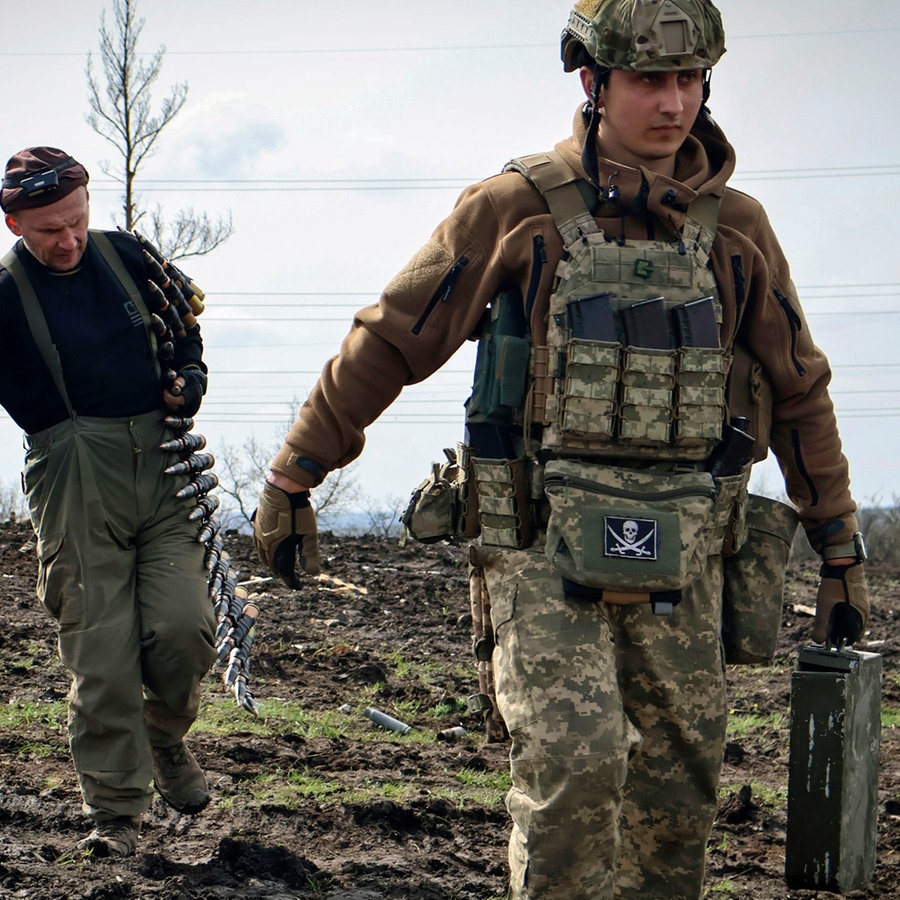 Ukrainische Soldaten tragen Munition an der Frontlinie in der Nähe von Bachmut. © AP/dpa Foto: Roman Chop