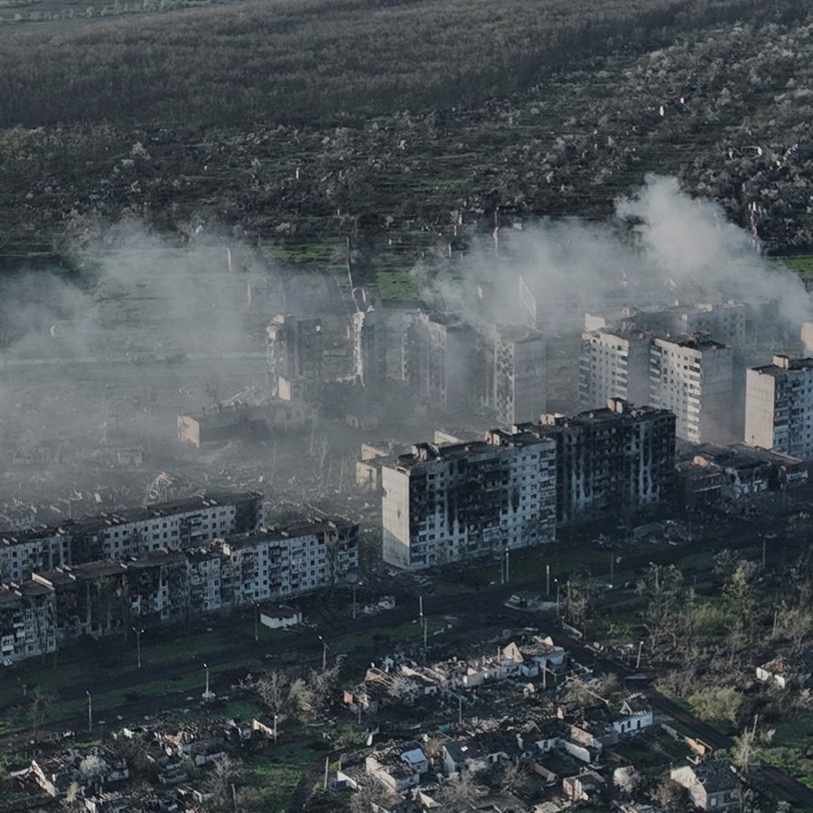 Rauch steigt aus Gebäuden in Bachmut in der Region Donezk auf. © picture alliance/dpa/AP | Libkos Foto: Libkos