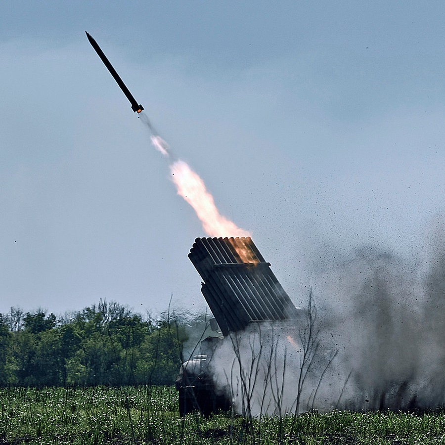 Ein Grad-Mehrfachraketenwerfer der ukrainischen Armee feuert Raketen auf russische Stellungen an der Frontlinie in der Nähe von Bachmut im Gebiet Donezk im Osten der Ukraine. © LIBKOS/AP/dpa 
