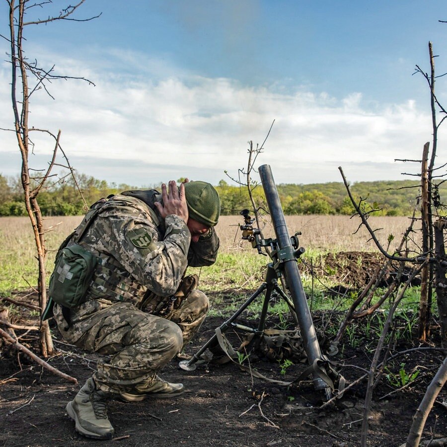 Ein Soldat einer Mörser-Einheit der ukrainischen Streitkräfte hält sich die Ohren zu, während er auf feindliche Stellungen in den Vororten der Stadt Bachmut im Gebiet Donezk im Osten der Ukraine feuert. © SOPA Images via ZUMA Press Wire/dpa Foto: Mykhaylo Palinchak