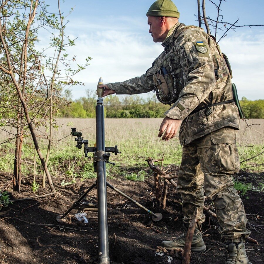 Soldaten einer Mörser-Einheit der ukrainischen Streitkräfte feueren auf feindliche Stellungen in den Vororten der Stadt Bachmut in der Donezk-Region. © SOPA Images via ZUMA Press Wire/dpa Foto: Mykhaylo Palinchak
