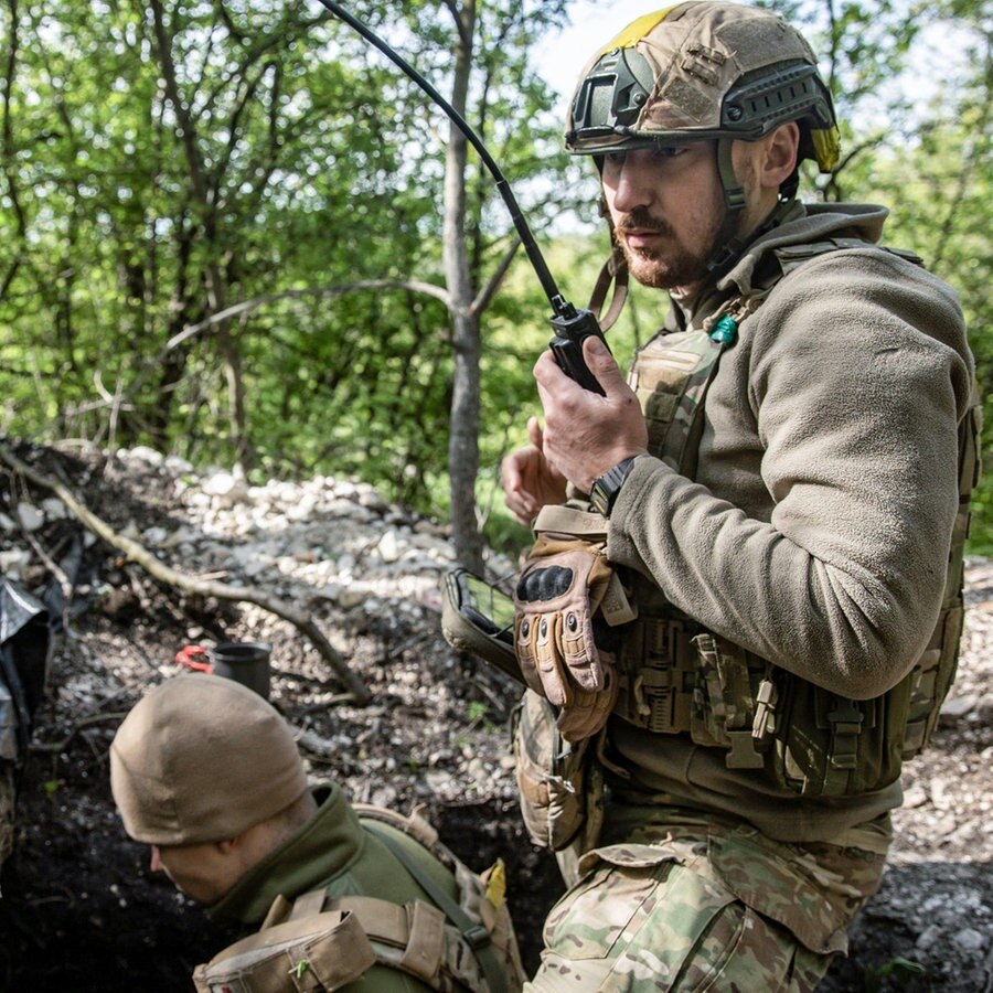 Ein ukranischer Soldat empfängt Daten zur Einstellung des Mörserfeuers über spezielle Kommunikationswege in einem Vorort der Stadt Bachmut in der Donezk-Region. © SOPA Images via ZUMA Press Wire/dpa Foto: Mykhaylo Palinchak