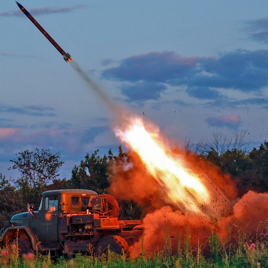 Ein Mehrfachraketenwerfer der ukrainischen Armee feuert Raketen auf russische Stellungen an der Frontlinie in der Nähe von Bachmut (Ukraine). © AP/dpa Foto: Roman Chop