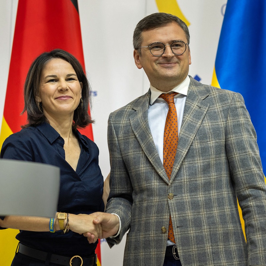 Bundesaußenministerin Annalena Baerbock (Bündnis 90/Die Grünen), bei einem Treffen mit dem ukrainischen Aussenminister Dmytro Kuleba im Aussenministerium in Kiew (Ukraine). © dpa Foto: Oliver Weiken