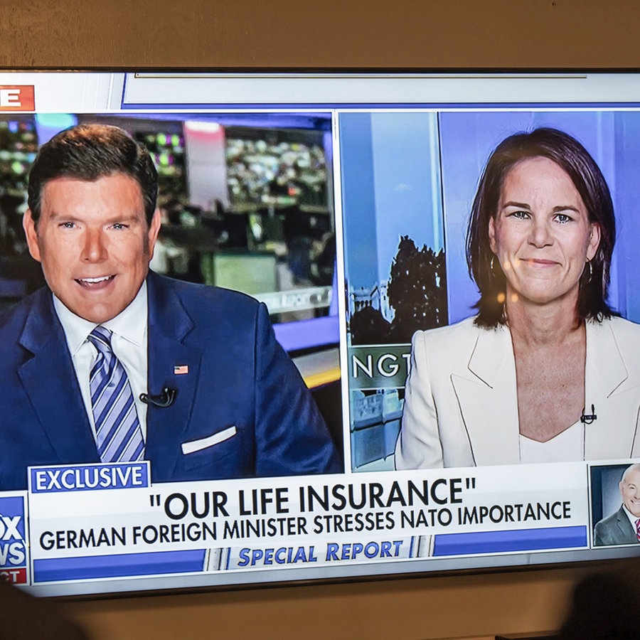 Bundesaußenministerin Annalena Baerbock (Bündnis90/Die Grünen), ist auf einem TV-Bildschirm des TV-Senders "Fox News" in Washington (USA) während eines Interviews mit TV-Moderator Bret Baier zu sehen. © dpa Foto: Michael Kappeler