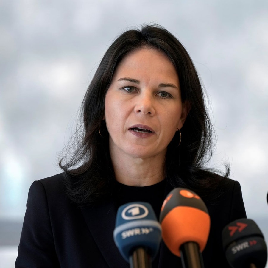 Außenministerin Annalena Baerbock (Bündnis 90/Die Grünen) gibt eine Pressekonferenz in der Deutschen Botschaft. Vor dem Hintergrund des Kriegs zwischen Israel und der Hisbollah will sich Baerbock in der libanesischen Hauptstadt Beirut ein Bild von der Lage machen. © picture alliance/dpa/AP | Bilal Hussein Foto:  Bilal Hussein