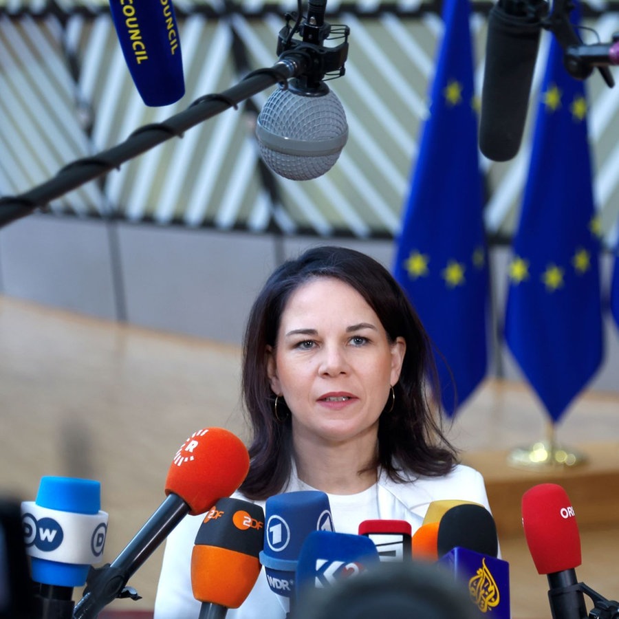 Annalena Baerbock (Bündnis90/Die Grünen), Außenministerin, spricht zu den Medien vor einem Treffen der EU-Außenminister im Gebäude des Europäischen Rates. © picture alliance/dpa/AP | Omar Havana Foto: Omar Havana