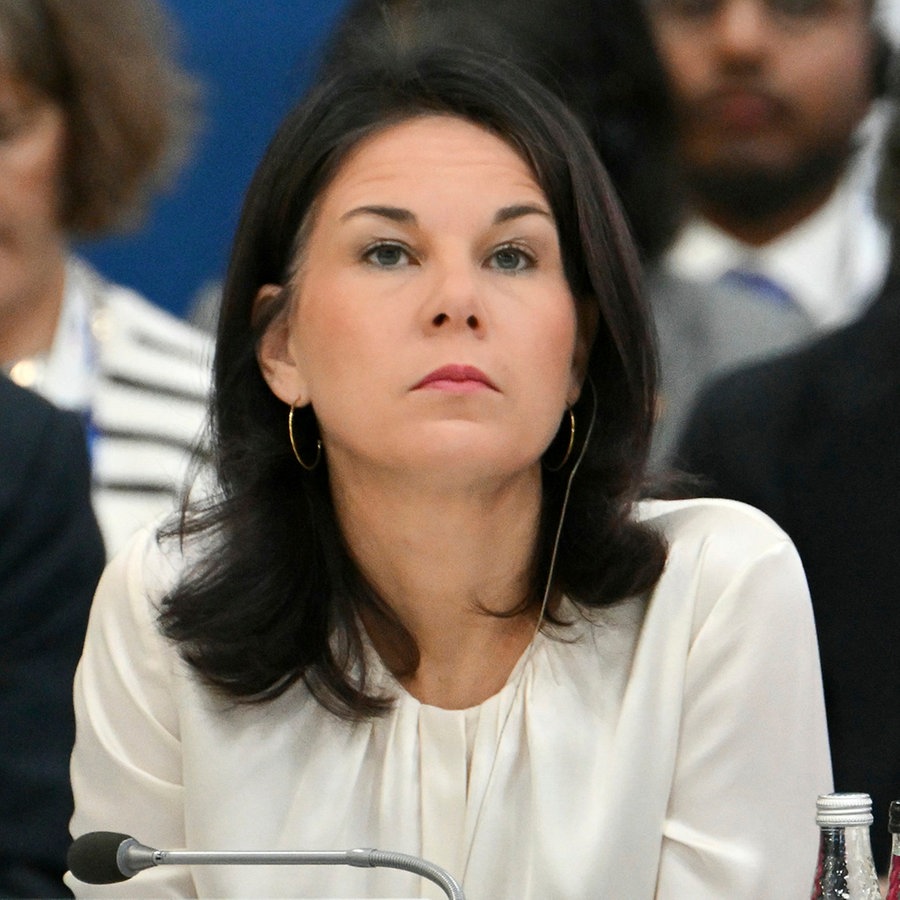 Die deutsche Außenministerin Annalena Baerbock nimmt an einer Plenarsitzung des 31. Ministergipfels der Organisation für Sicherheit und Zusammenarbeit in Europa (OSZE) teil. © Pool AFP/AP Foto: Alberto Pizzoli