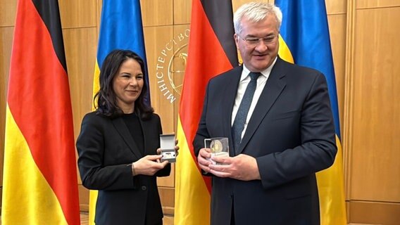 Die geschäftsführende Bundesaußenministerin, Annalena Baerbock (Bündnis 90/Die Grünen, links), bekommt vom Außenminister der Ukraine, Andrij Sybiha  (rechts), eine Verdienstmedaille für ihren Einsatz für die Ukraine überreicht. © dpa Foto: Jörg Blank