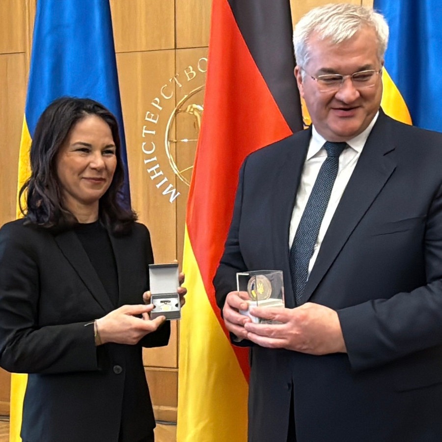 Die geschäftsführende Bundesaußenministerin, Annalena Baerbock (Bündnis 90/Die Grünen, links), bekommt vom Außenminister der Ukraine, Andrij Sybiha  (rechts), eine Verdienstmedaille für ihren Einsatz für die Ukraine überreicht. © dpa Foto: Jörg Blank