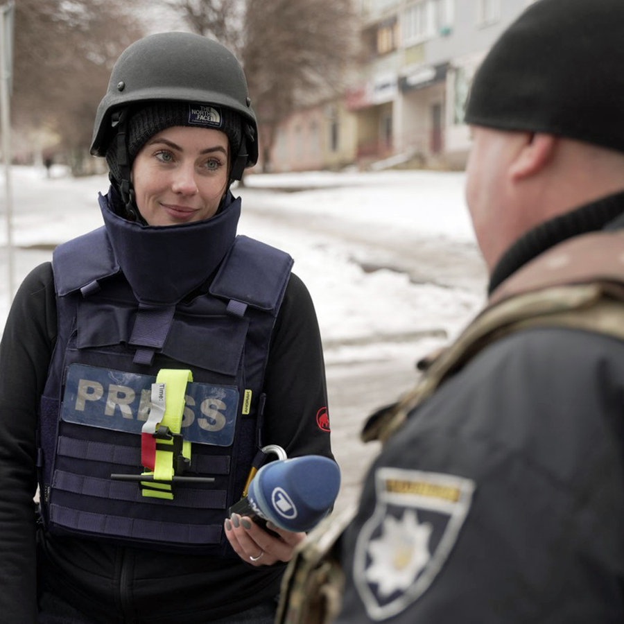 Die ARD Korrespondentin Rebecca Barth recherchiert in der Ukraine in der Nähe von Kupjansk an der Front. © WDR Foto: Tobias Dammers