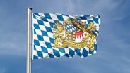Die Flagge von Bayern weht im Wind bei blauen Himmel ohne Wolken. © Chromorange Foto: Renate Krafft